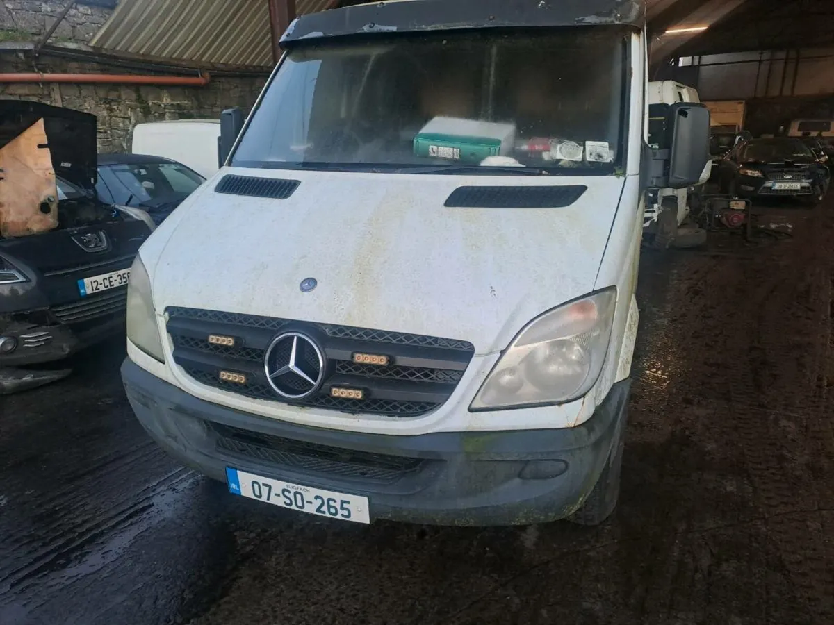 07 Mercedes Sprinter breaking for parts - Image 1