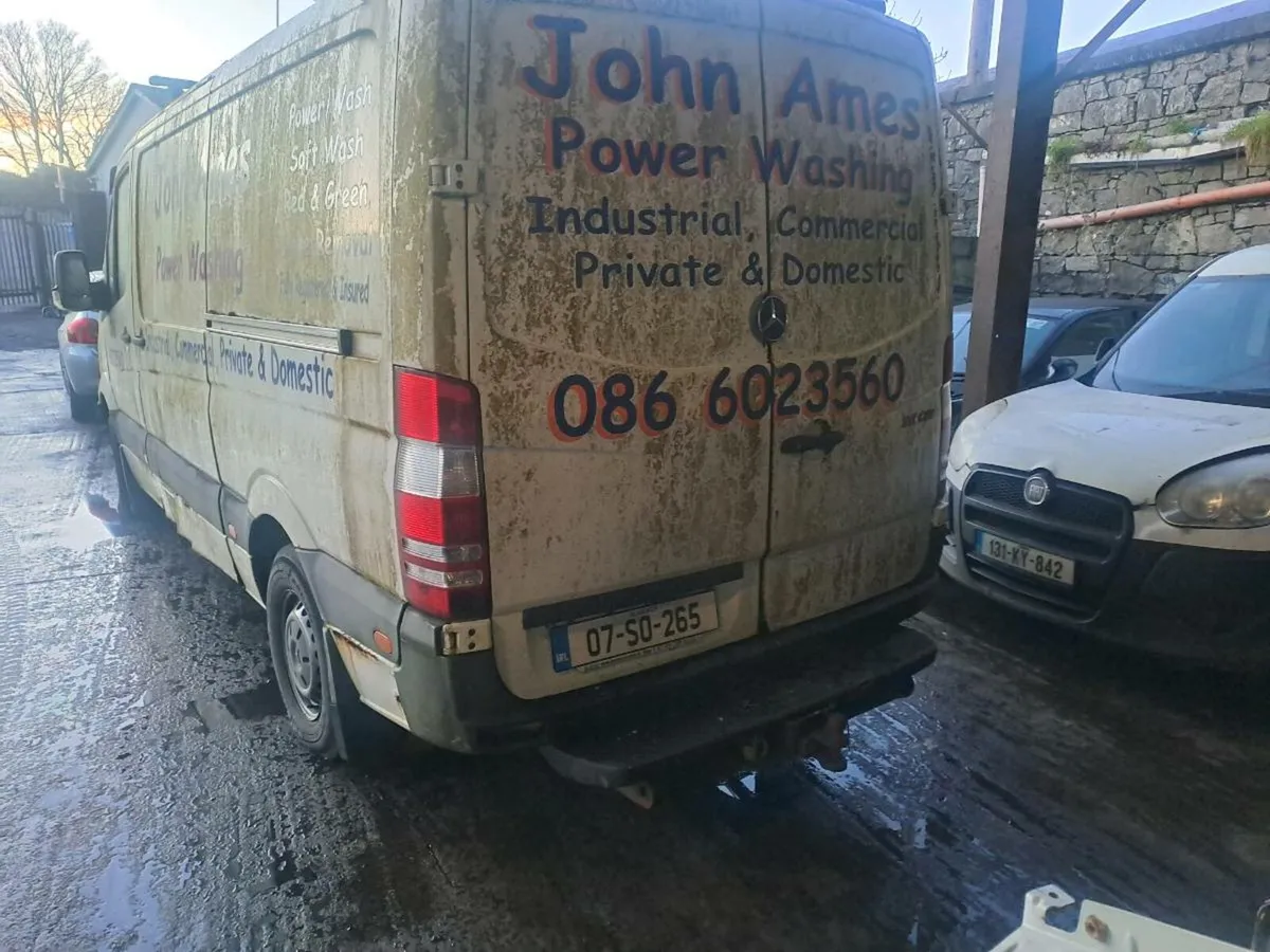 07 Mercedes Sprinter breaking for parts - Image 3