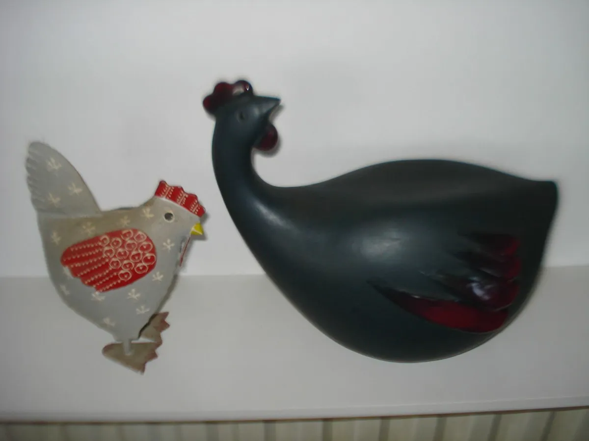 CERAMIC & METAL HEN FIGURES. - Image 1