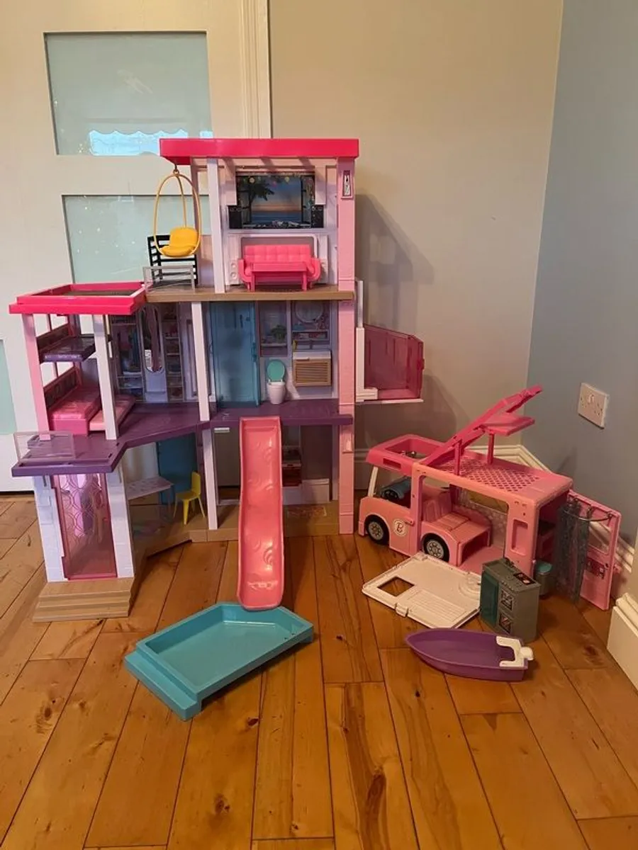 Barbie dream house and camper van - Image 1