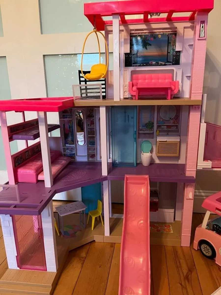 Barbie dream house and camper van - Image 3