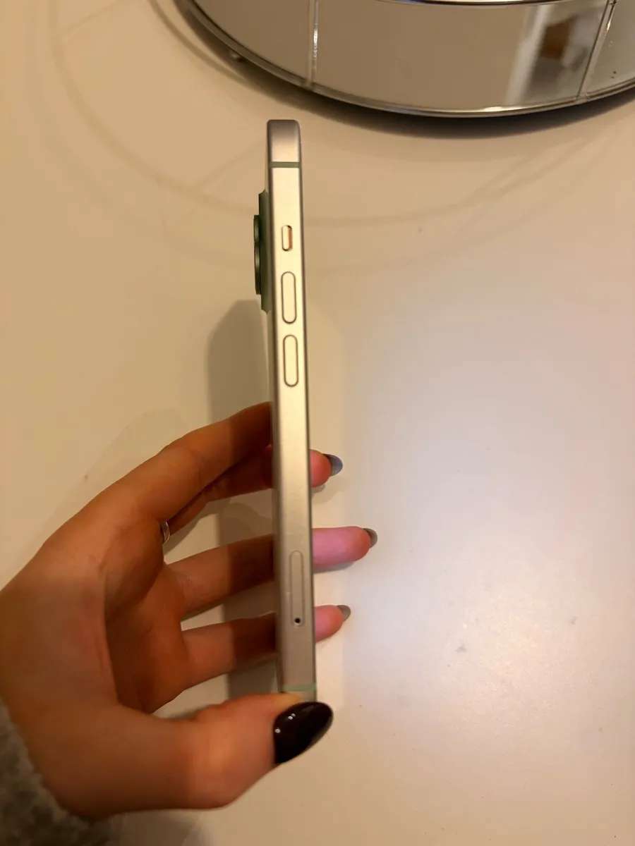 iPhone 15 128GB GREEN - Image 4