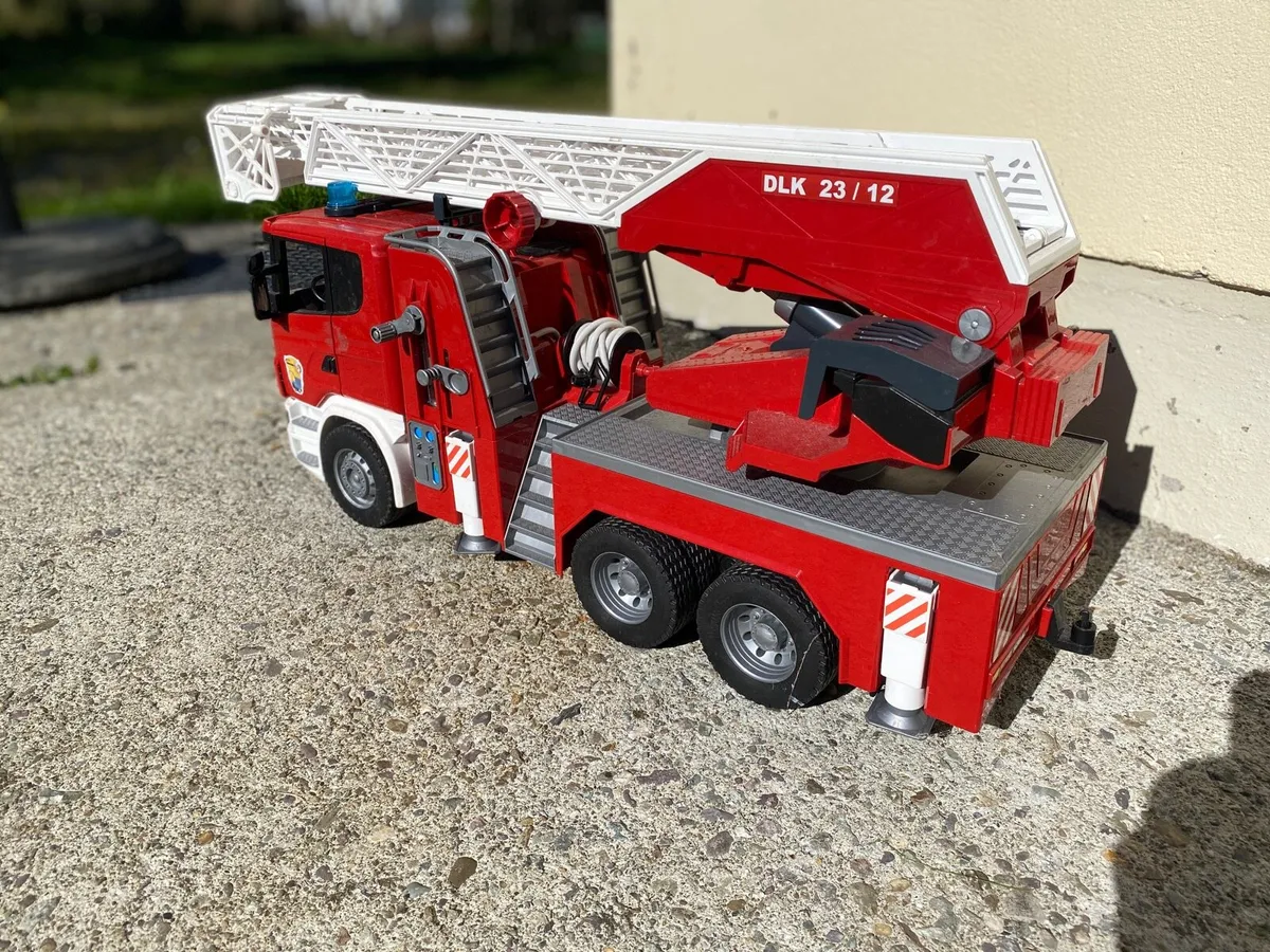 BRUDER Scania Super 560R Fire Service Ladder Truck - Image 2