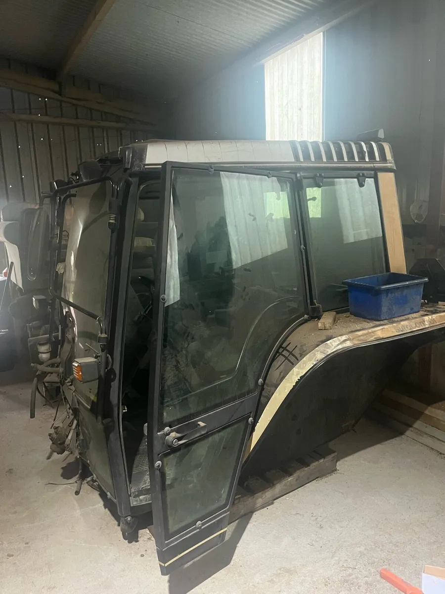 Valtra cab - Image 1