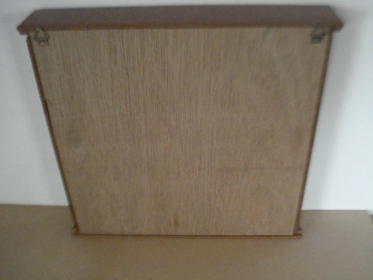 COLLECTORS QUALITY WOODEN DISPLAY CABINET. - Image 4