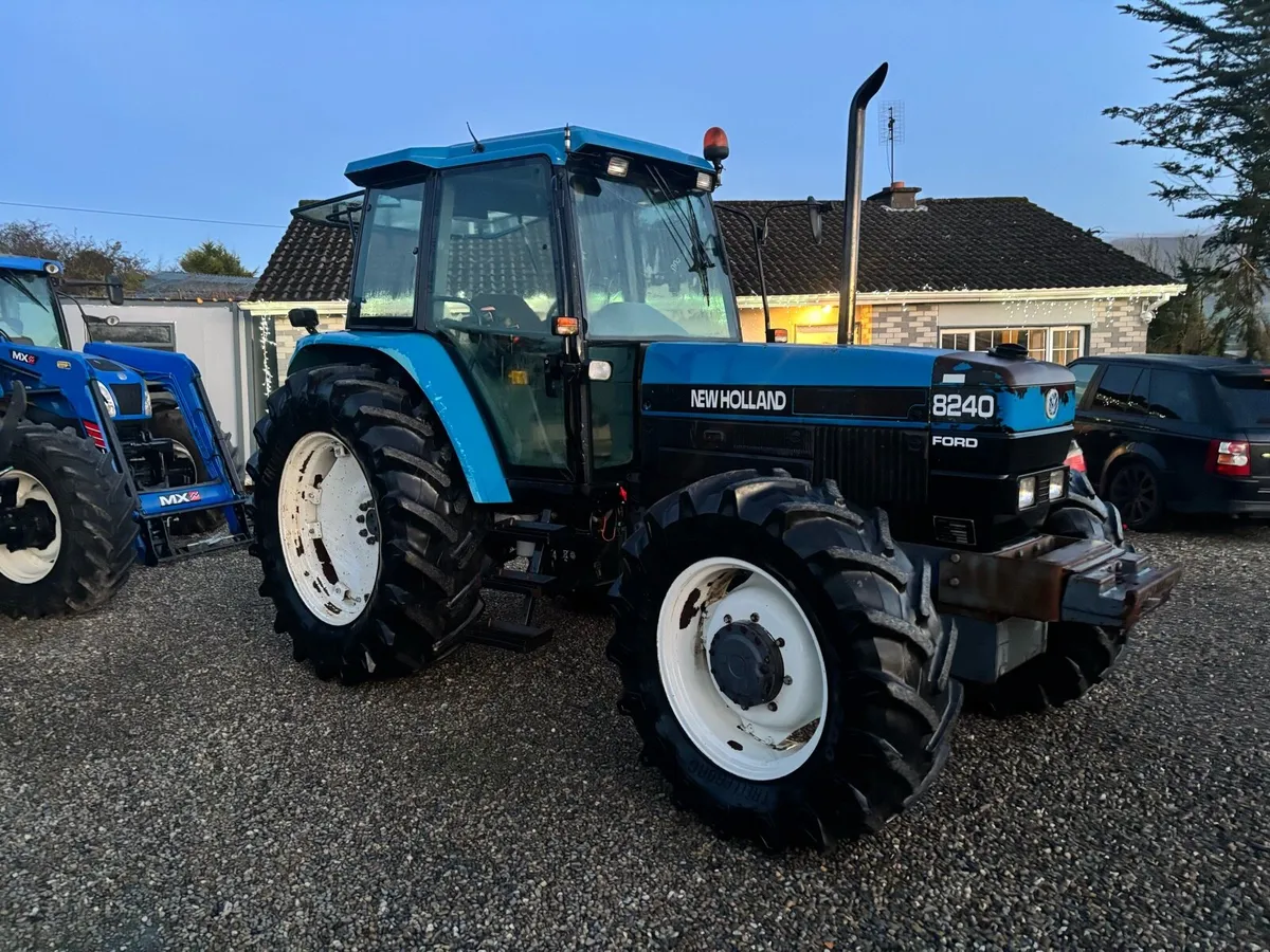 New Holland 8240 - Image 1