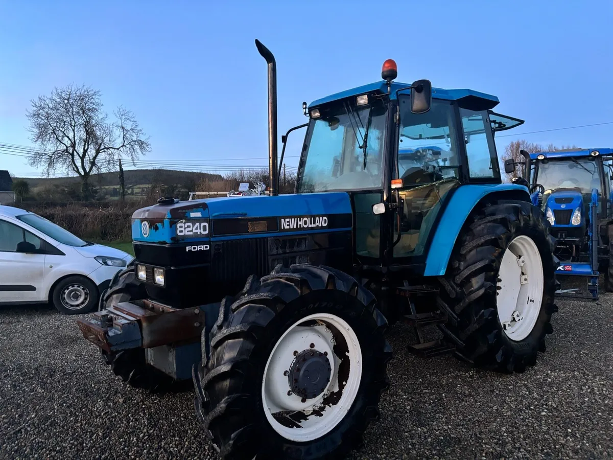 New Holland 8240 - Image 2