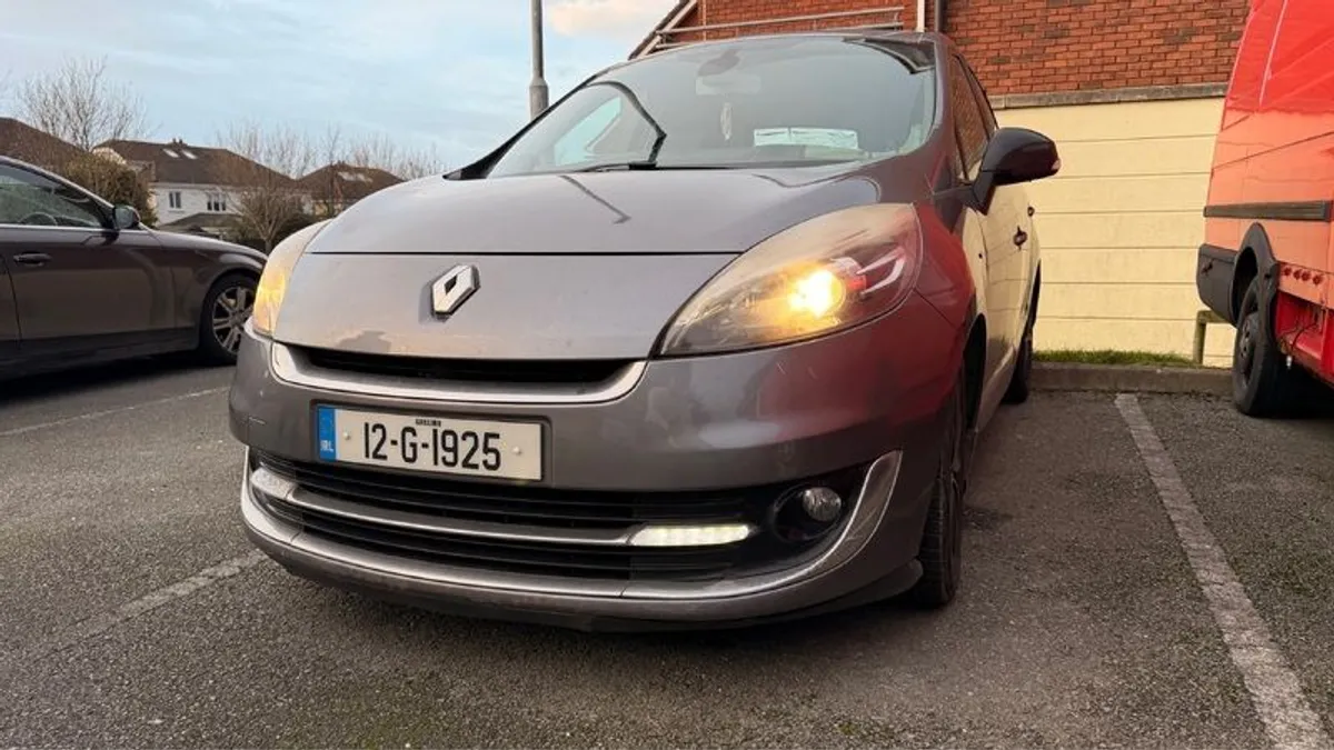 2012 Renault Grand Scenic - Image 1