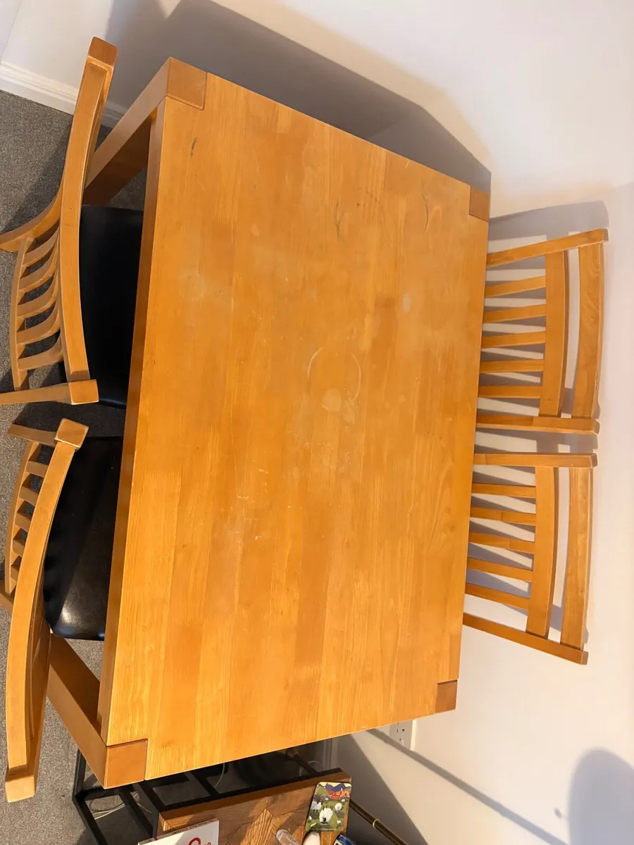 Table and chairs - Image 1