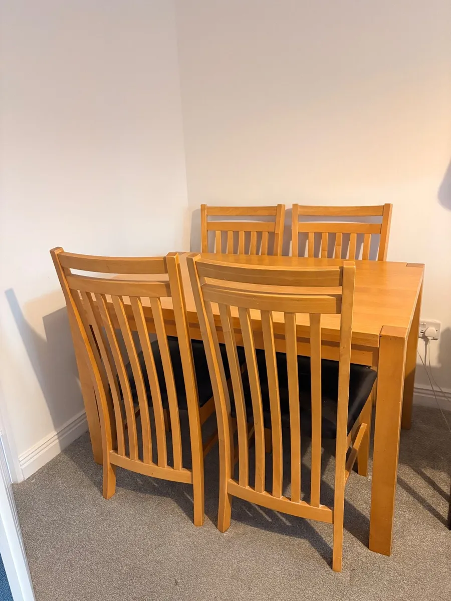 Table and chairs - Image 2