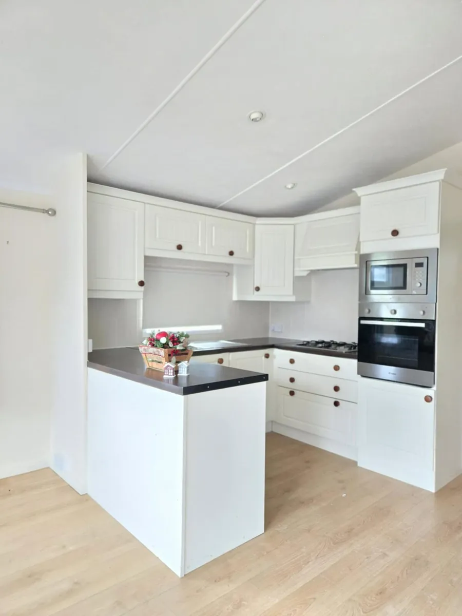 30 x 24 ft Roadmaster Chalet - Image 1