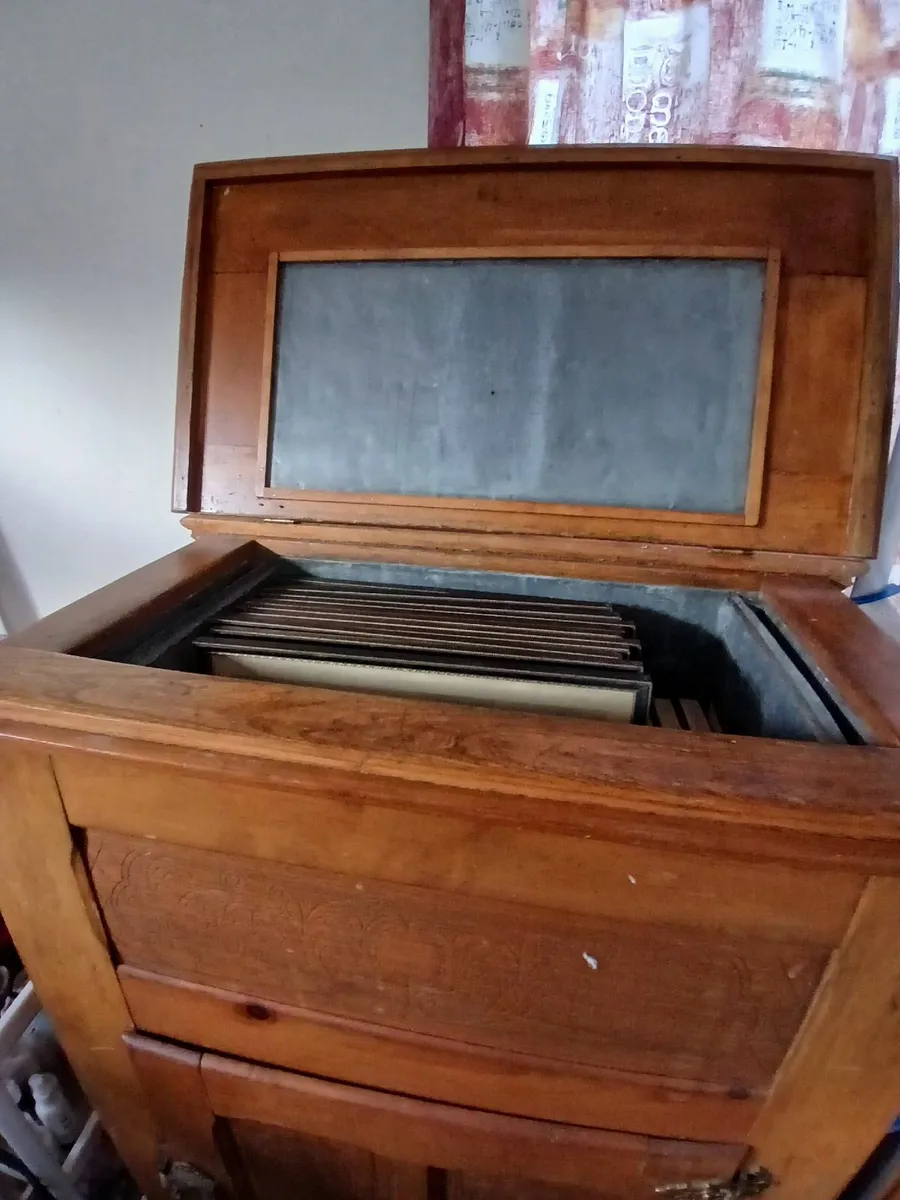 Antique fridge - Image 1