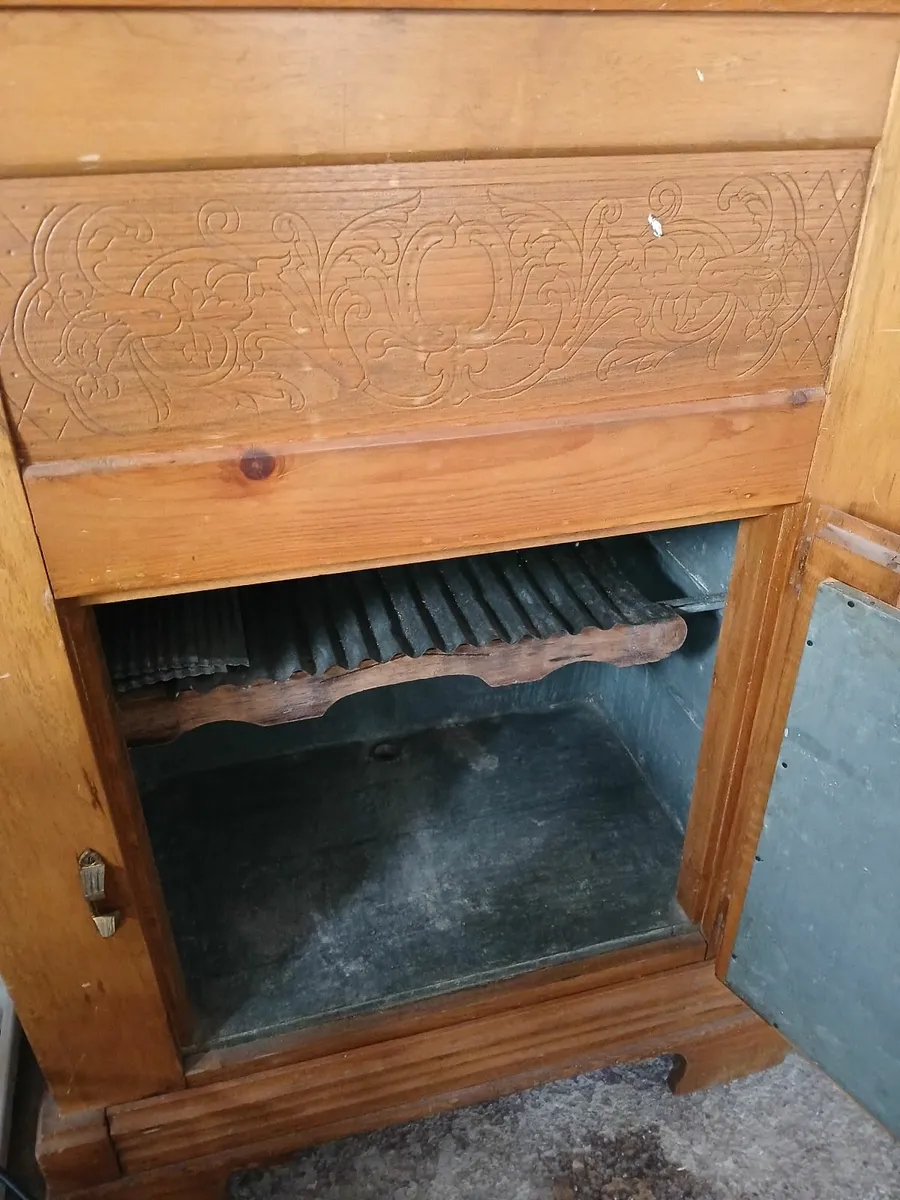 Antique fridge - Image 2