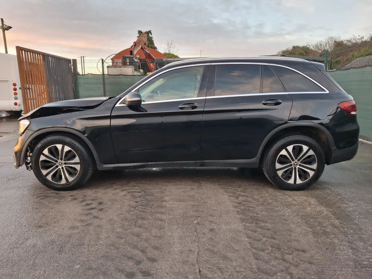 2019 Mercedes GLC-Class  4 Matic  220D  2.0 Diesel - Image 3