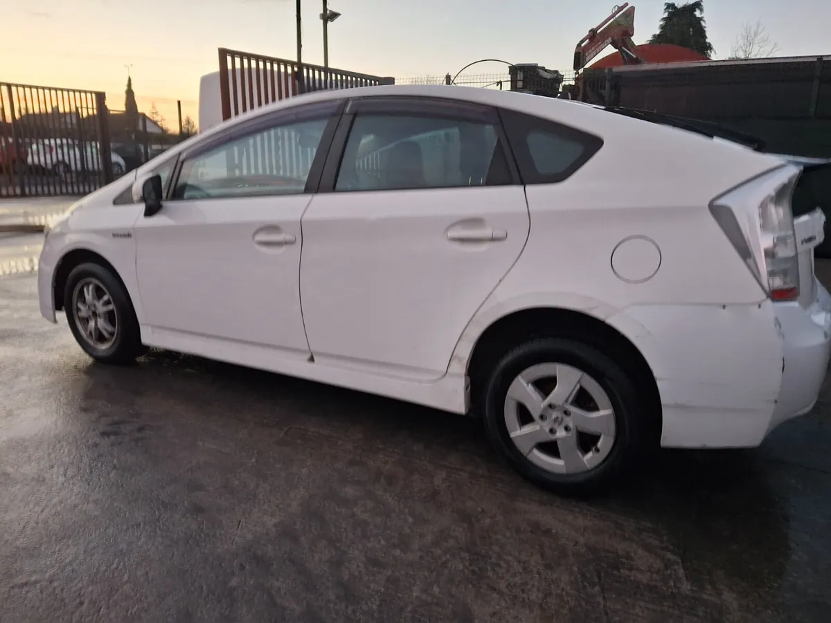 2011 Toyota Prius  1.8 Hybrid  Automatic - Image 4