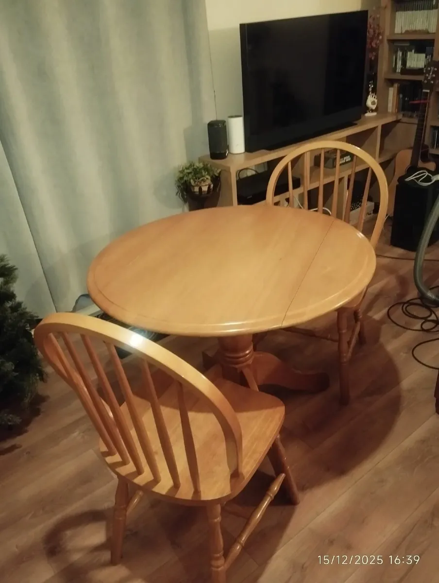 Small table and 2 chairs - Image 1