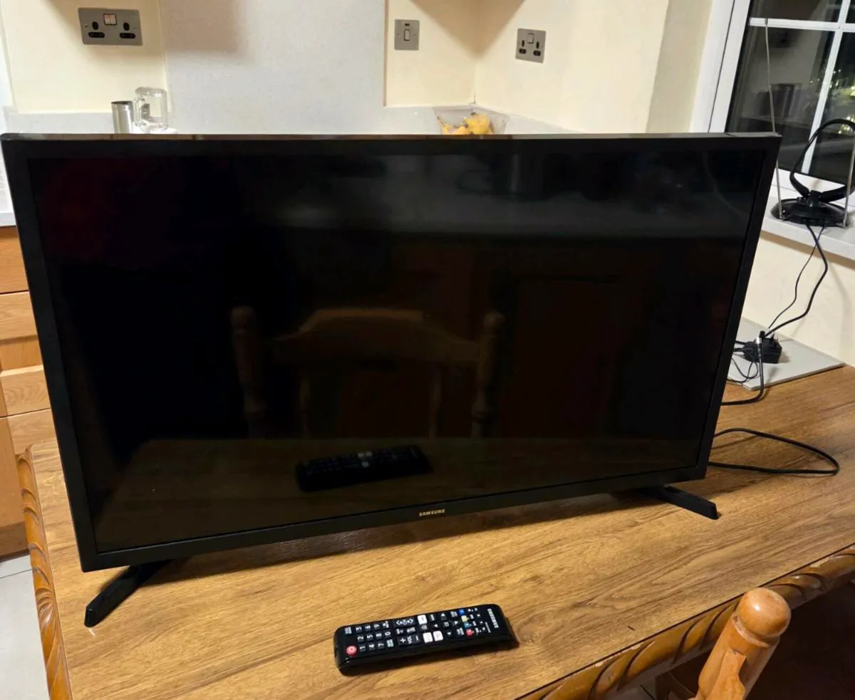 Samsung  32" TV with remote control and aerial. - Image 3