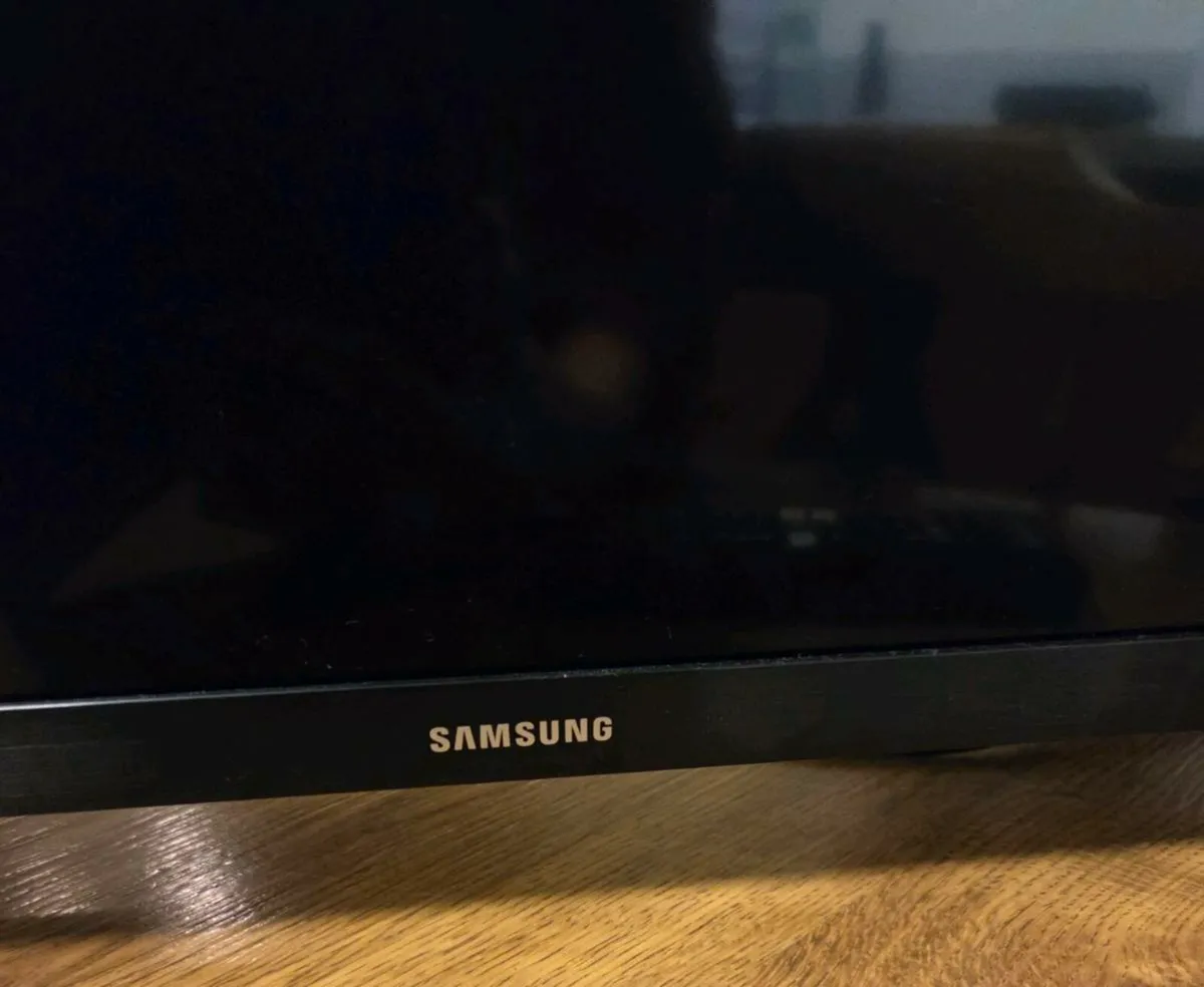 Samsung  32" TV with remote control and aerial. - Image 4