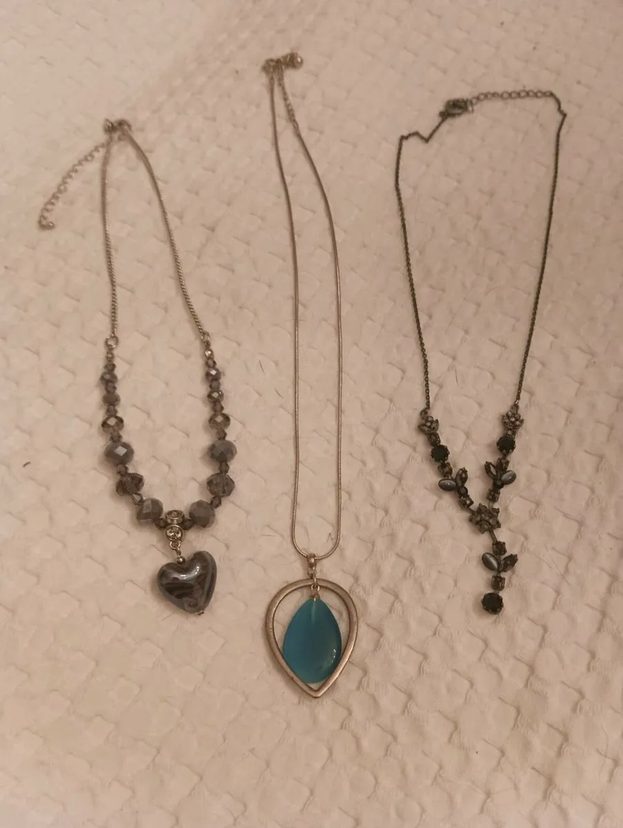 Beautiful new selection of vintage style earrings - Image 3