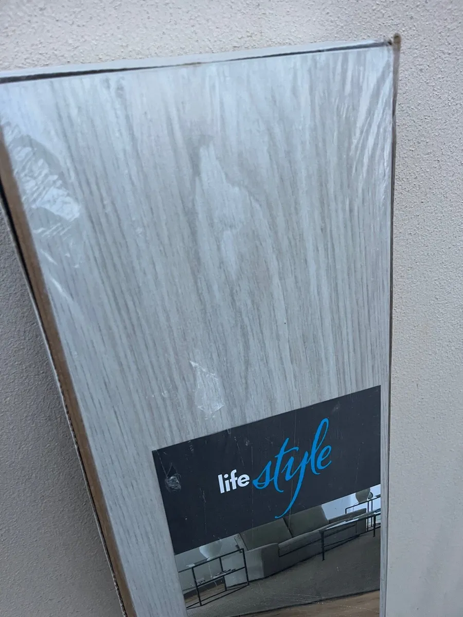 12mm laminate flooring boards - Image 1