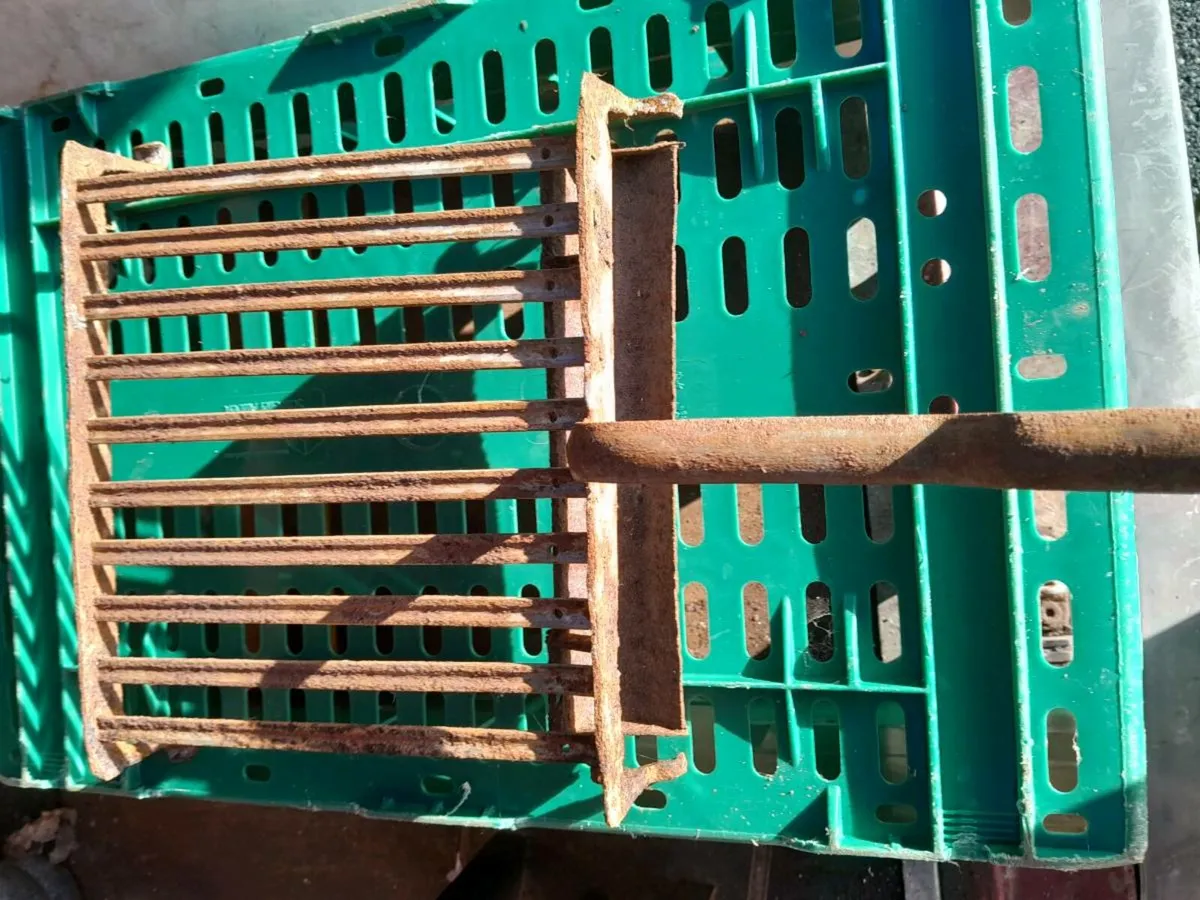 Old cast iron griddle - Image 3