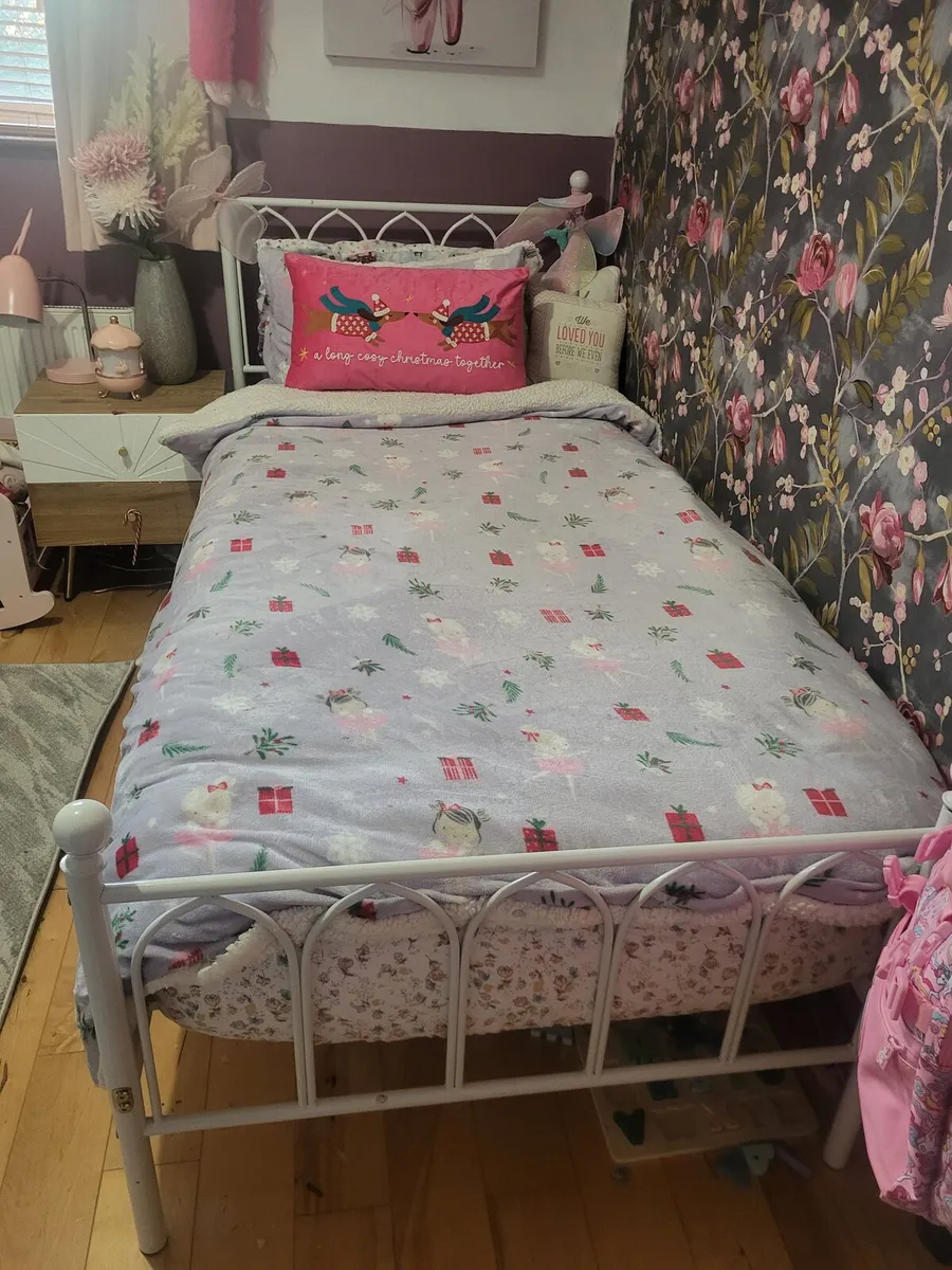 Single bed and mattress - Image 1
