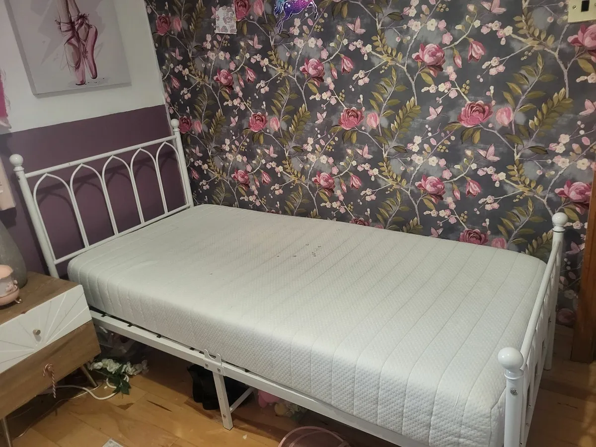 Single bed and mattress - Image 2