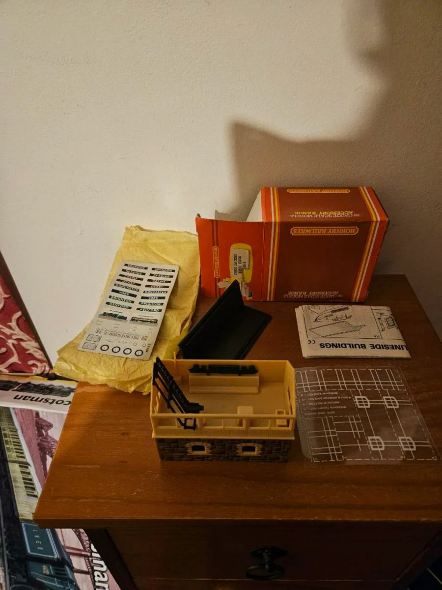 Hornby OO Gauge Signal Box - Image 1