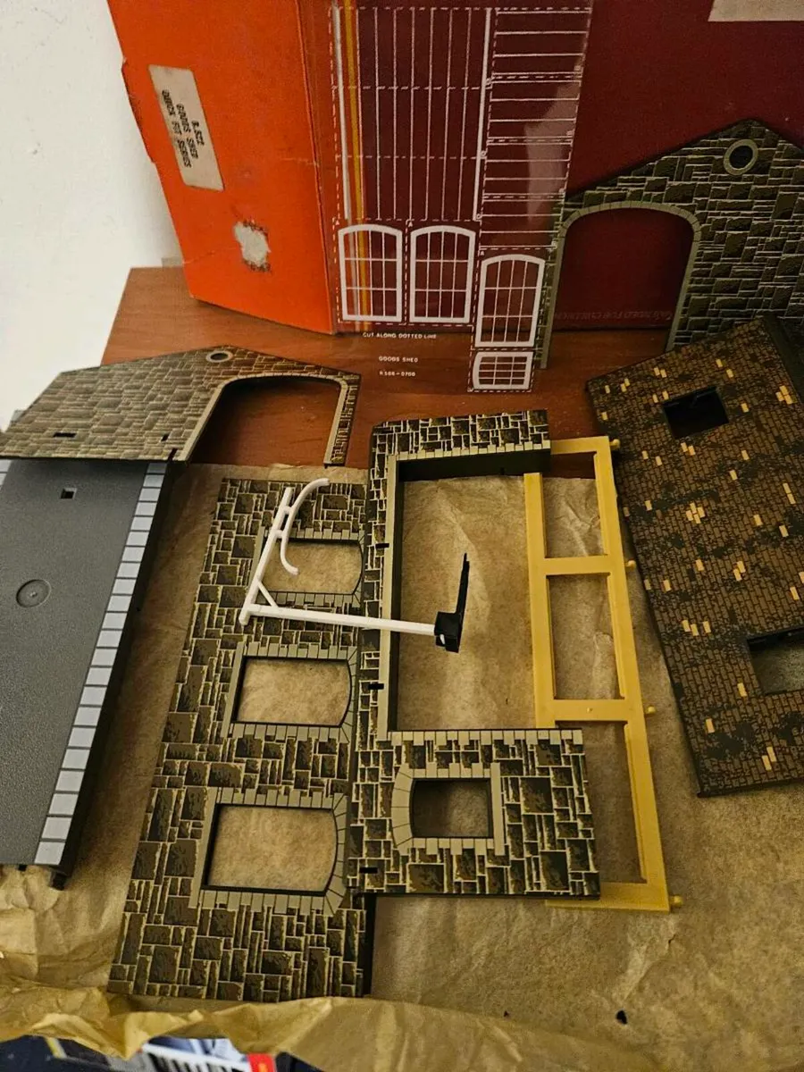 Hornby OO Gauge Goods Shed - Image 3