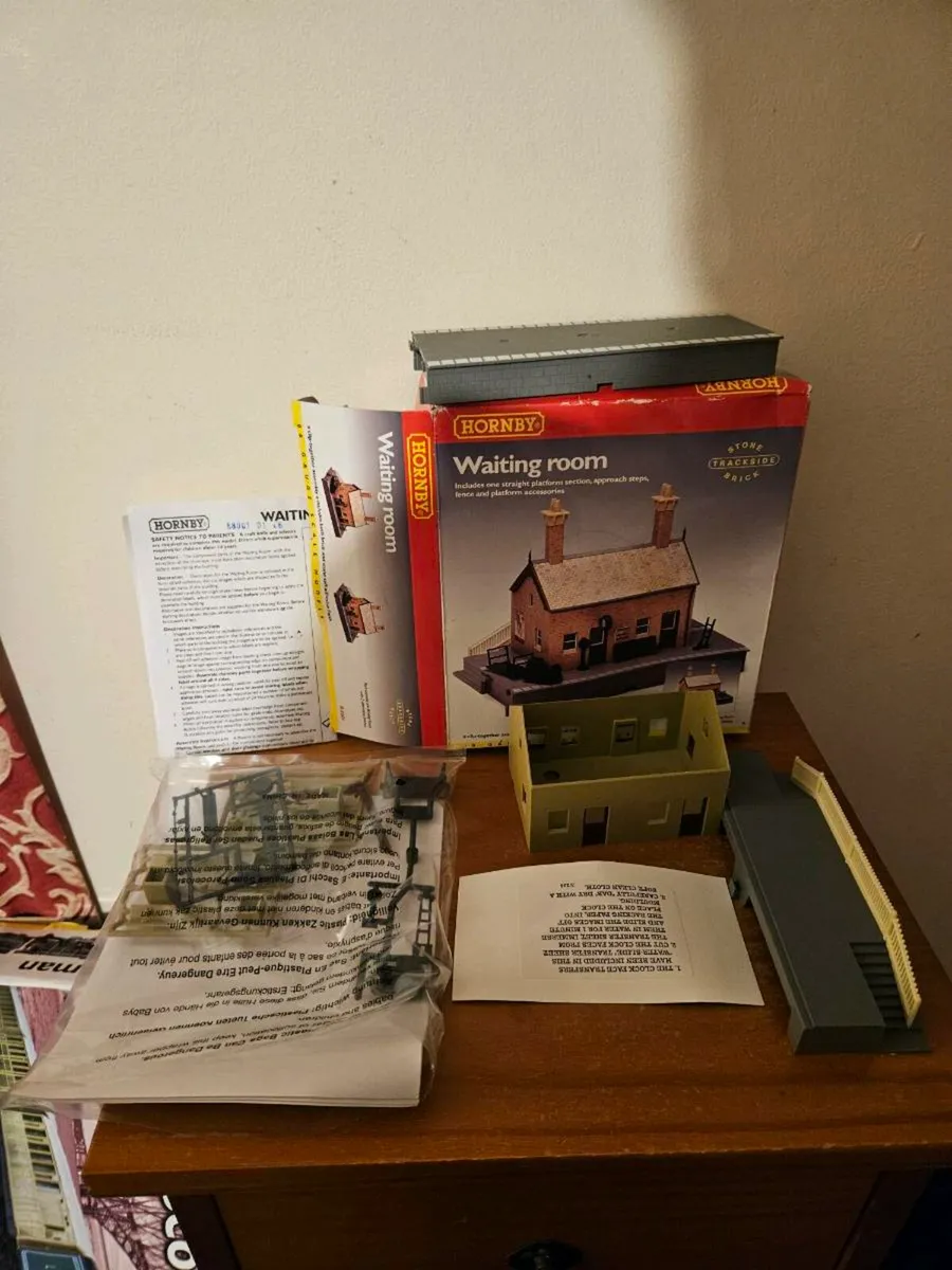 Hornby OO Gauge Waiting Room - Image 2