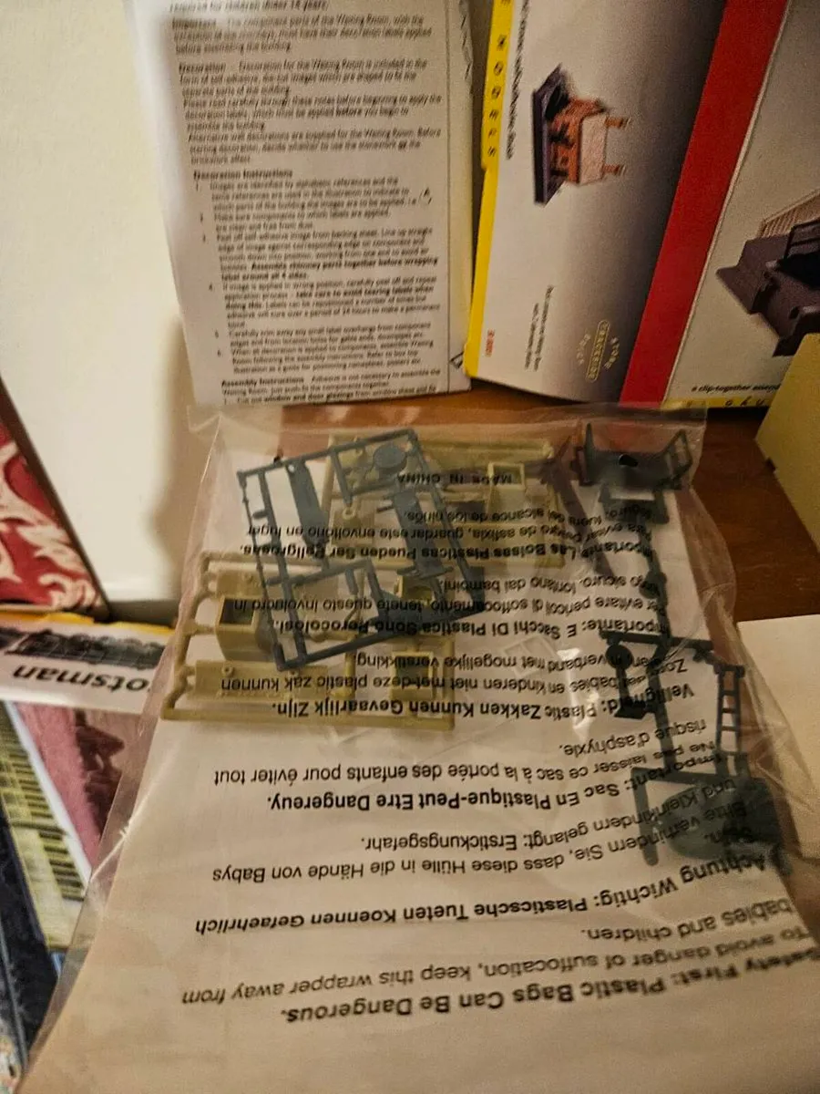 Hornby OO Gauge Waiting Room - Image 3