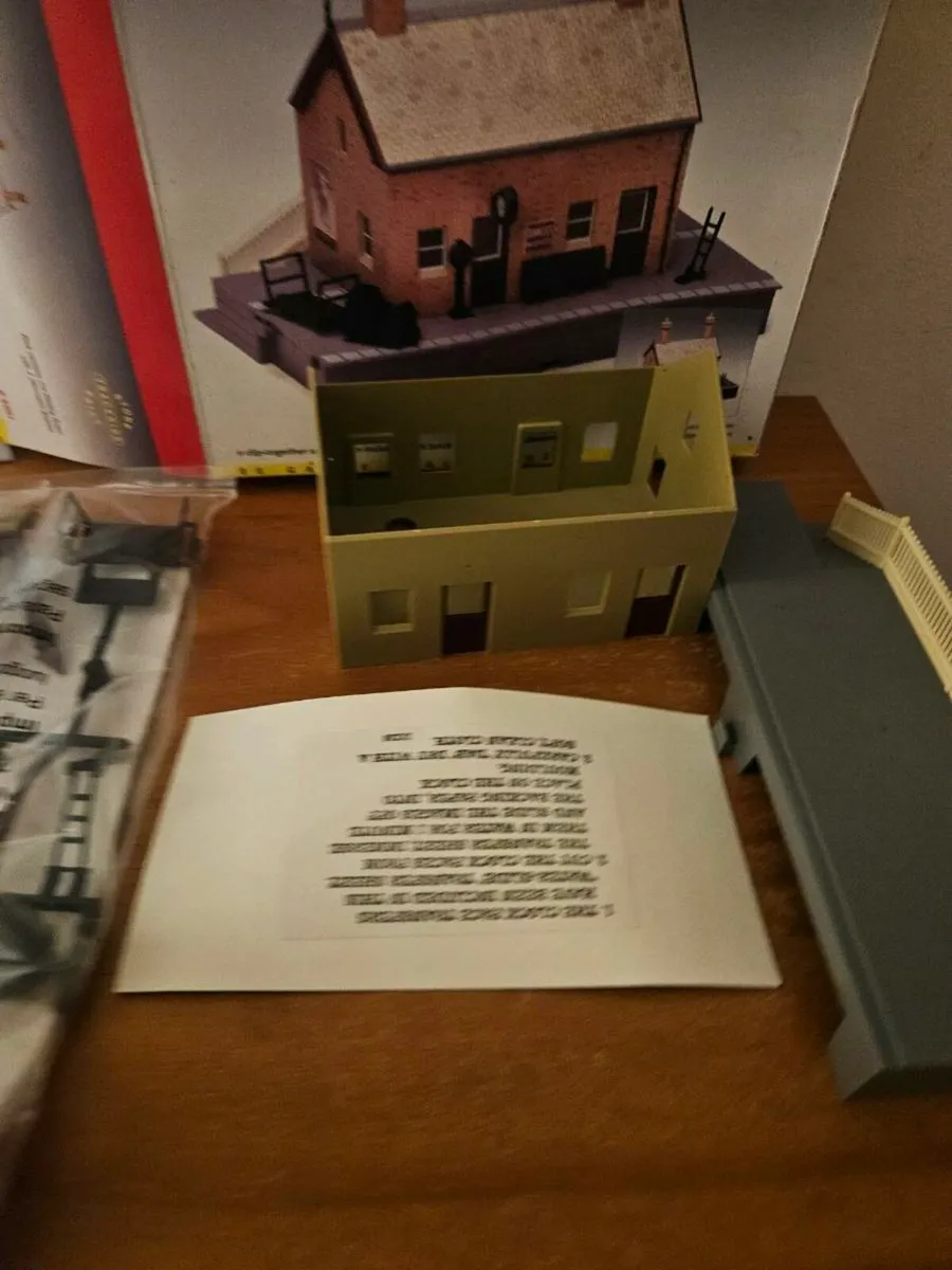 Hornby OO Gauge Waiting Room - Image 4