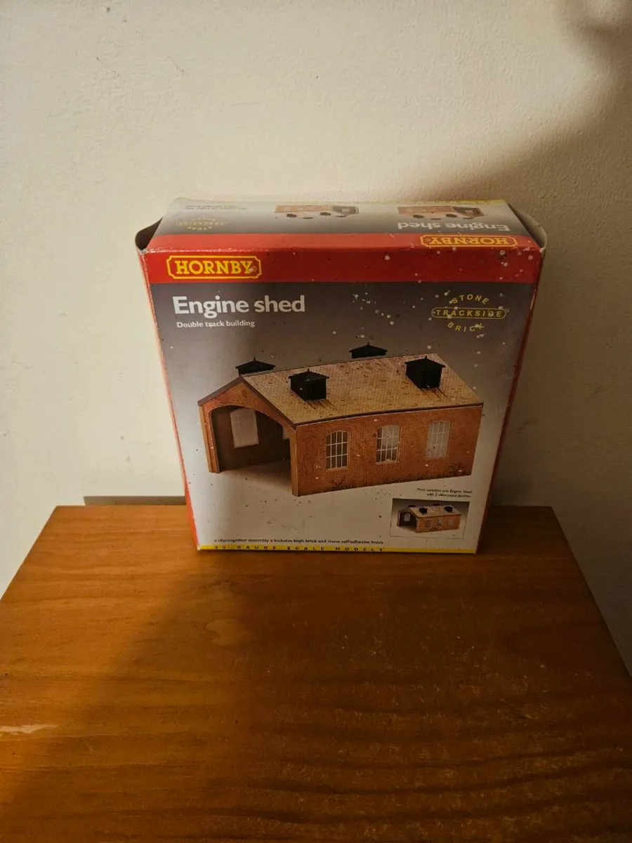 Hornby OO Gauge Engine Shed - Image 1
