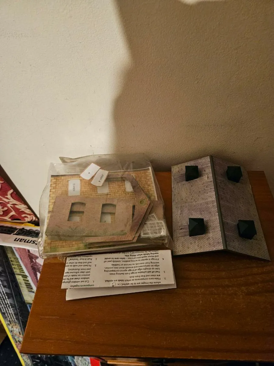 Hornby OO Gauge Engine Shed - Image 2