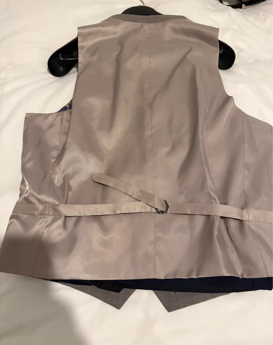 3 Piece Suit. BNWT 42s - Image 4