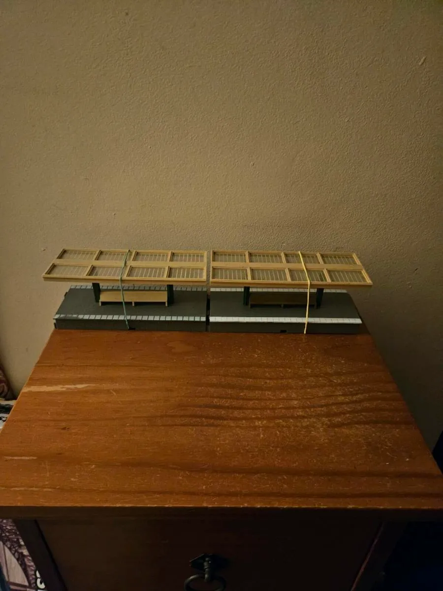 Hornby OO Gauge Platform Sections with Canopys - Image 1