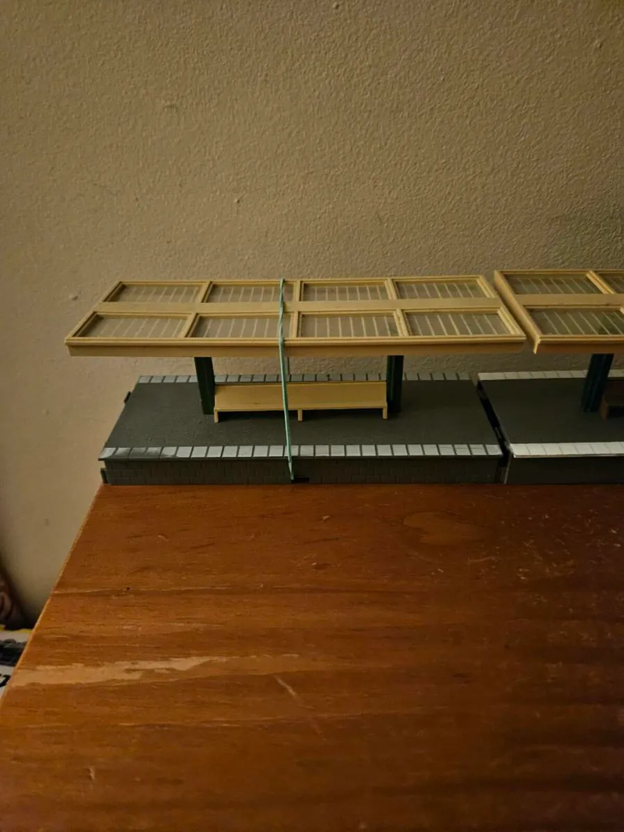 Hornby OO Gauge Platform Sections with Canopys - Image 2