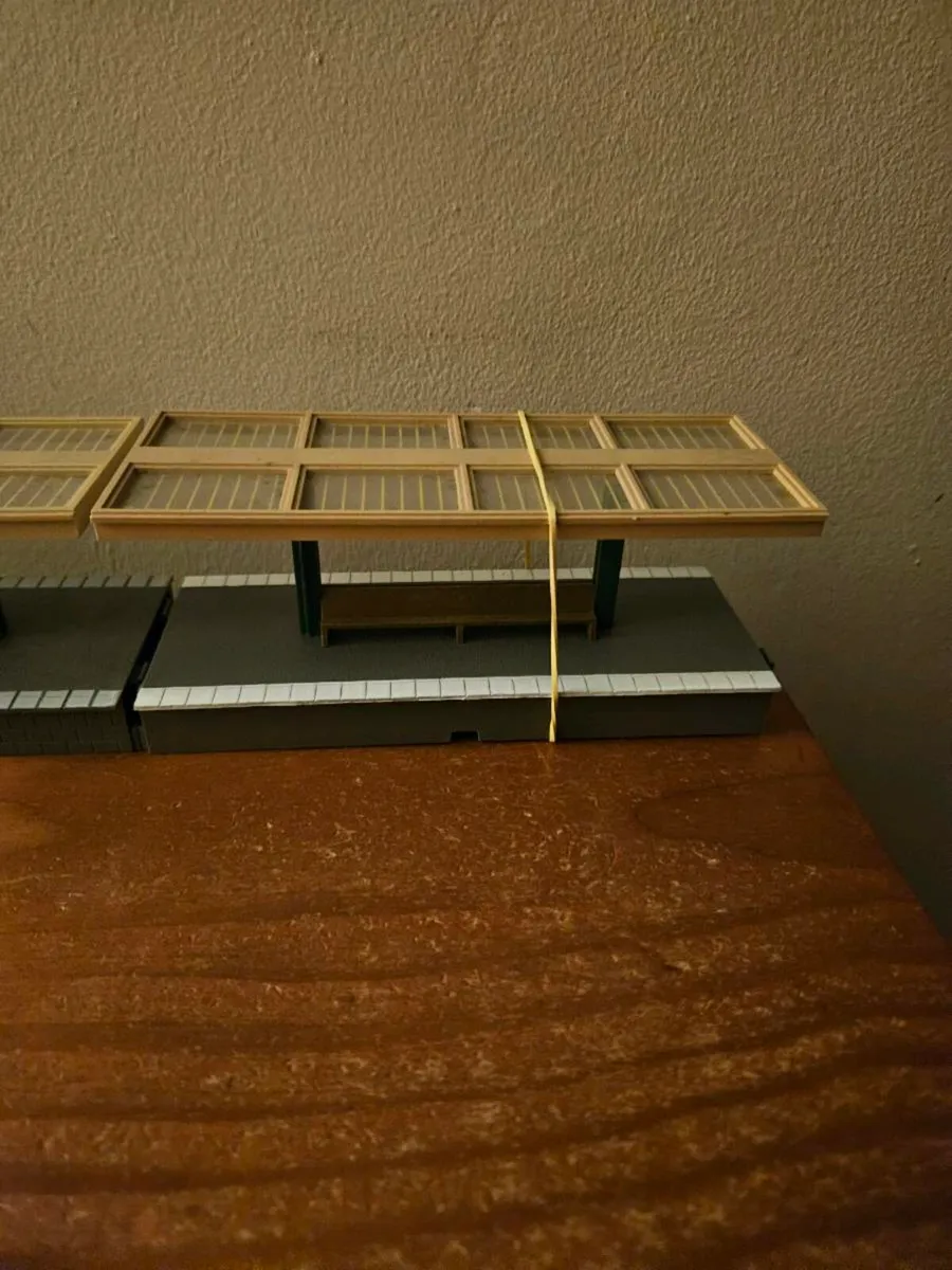 Hornby OO Gauge Platform Sections with Canopys - Image 3
