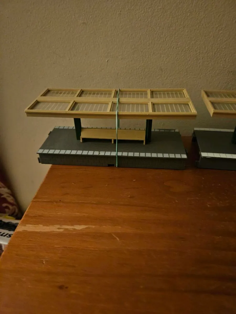 Hornby OO Gauge Platform Sections with Canopys - Image 4