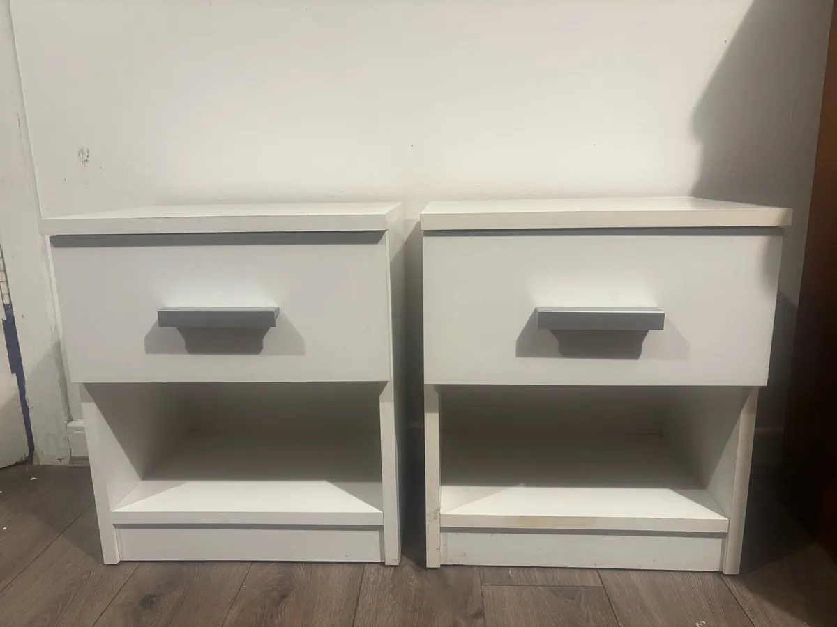 Pair of bedside lockers - Image 1