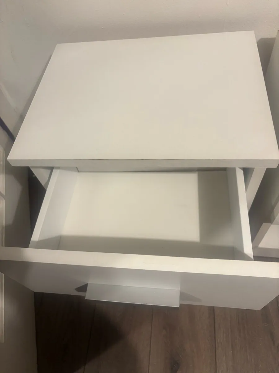 Pair of bedside lockers - Image 2