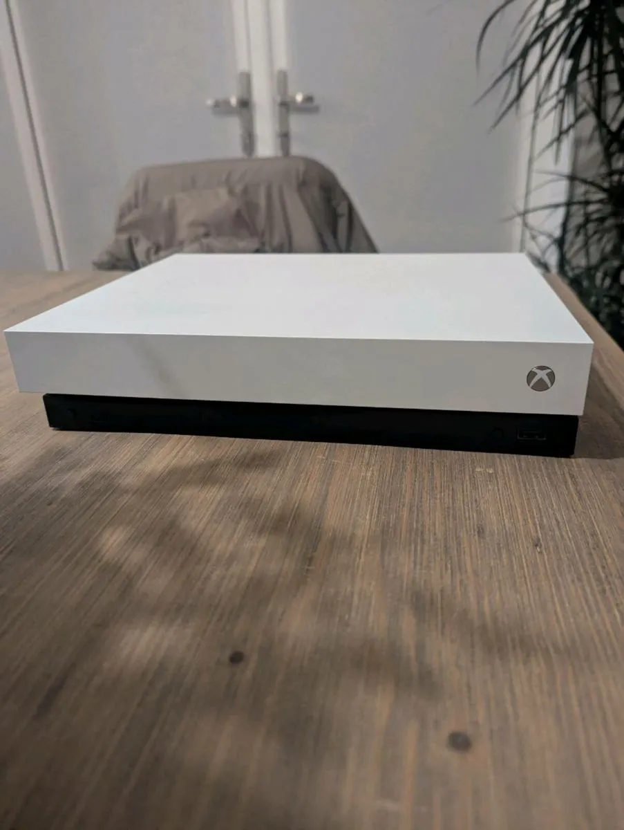 XBOX ONE X - Image 3