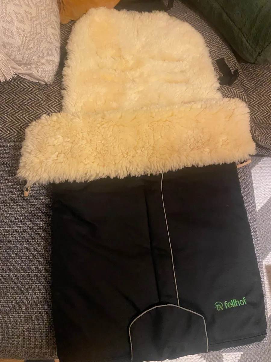 Fellhof high quality lamb skin footmuff - Image 1