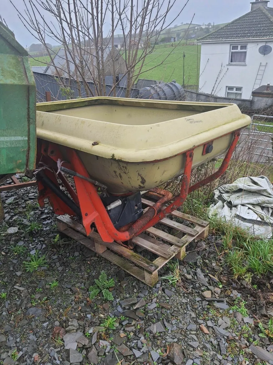 Cosmo Fertiliser Spreader - Image 1
