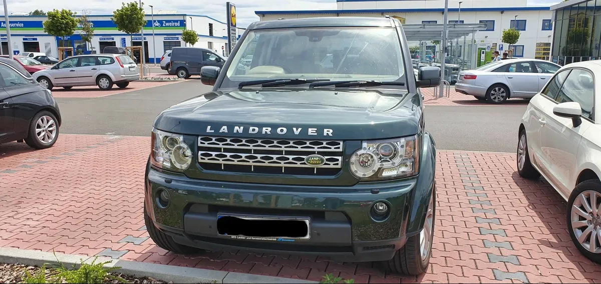 Land Rover Discovery SDV6 XS 5 Seater Crew Cab Com - Image 3