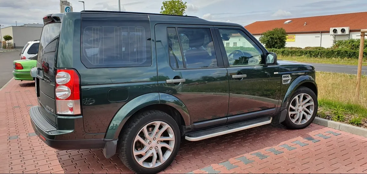 Land Rover Discovery SDV6 XS 5 Seater Crew Cab Com - Image 4