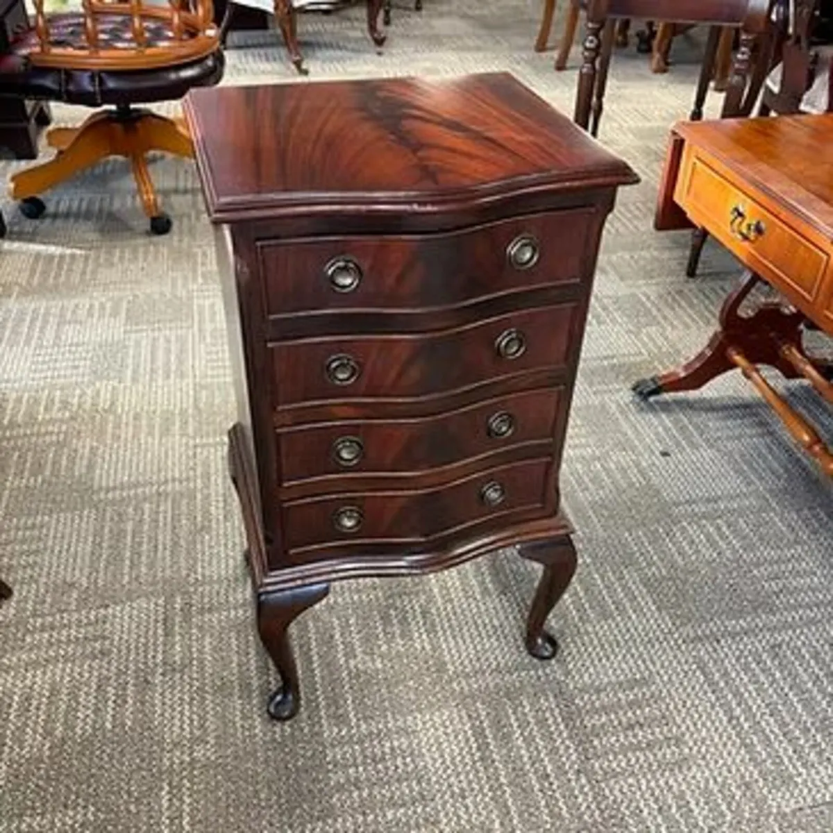Queen Anne style mahogany serpentine chest of 4 dr