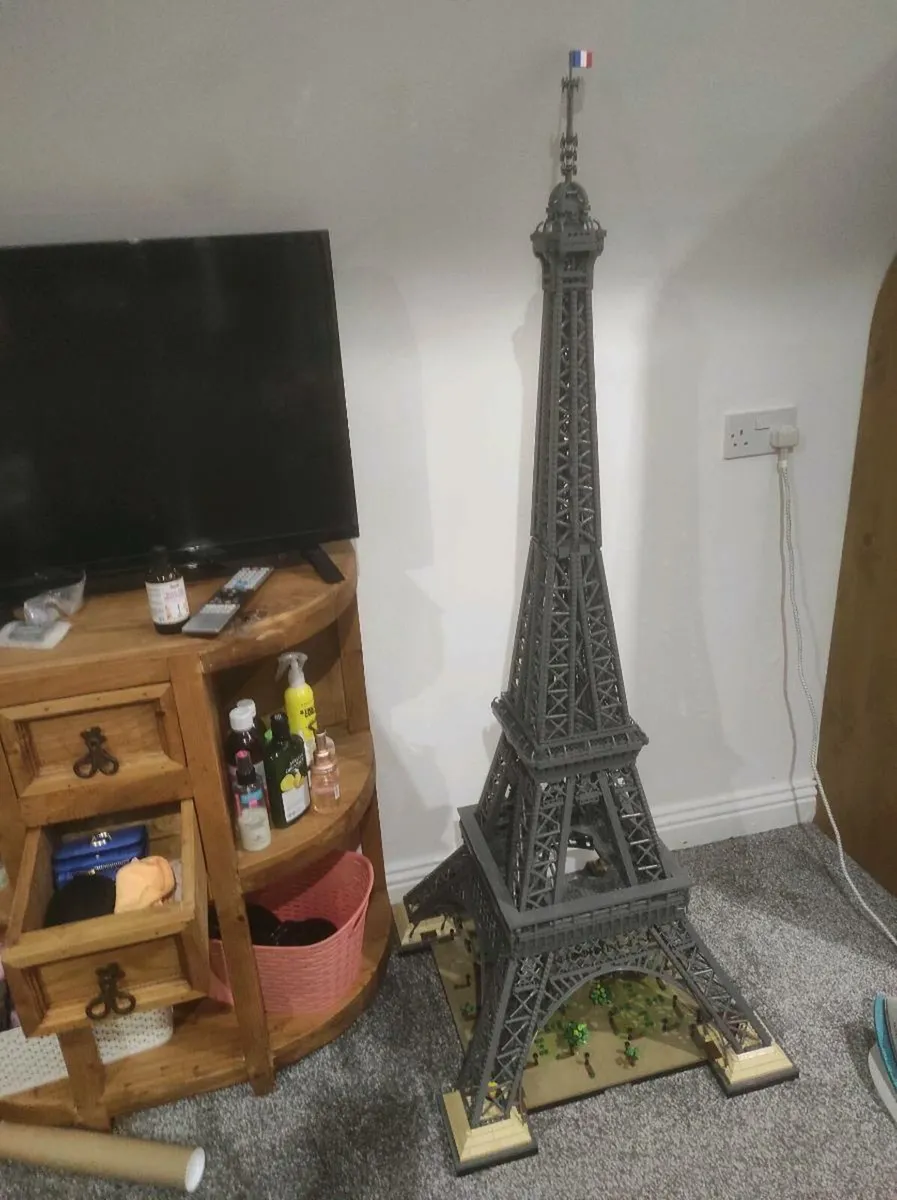 LEGO Eiffel Tower 10307 (not genuine LEGO) - Image 1