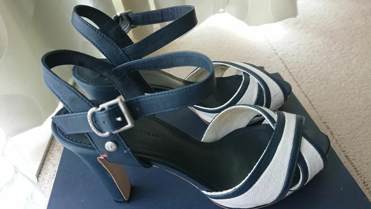 Genuine Tommy Hilfiger Sandal Heels UK7 - Image 2
