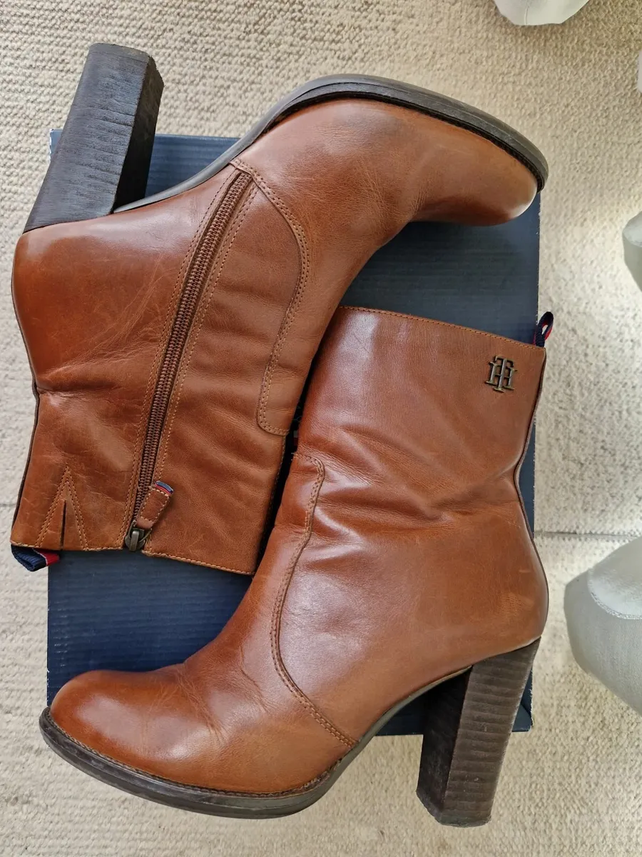 Genuine Tommy Hilfiger Ankle Boots UK7 - Image 1